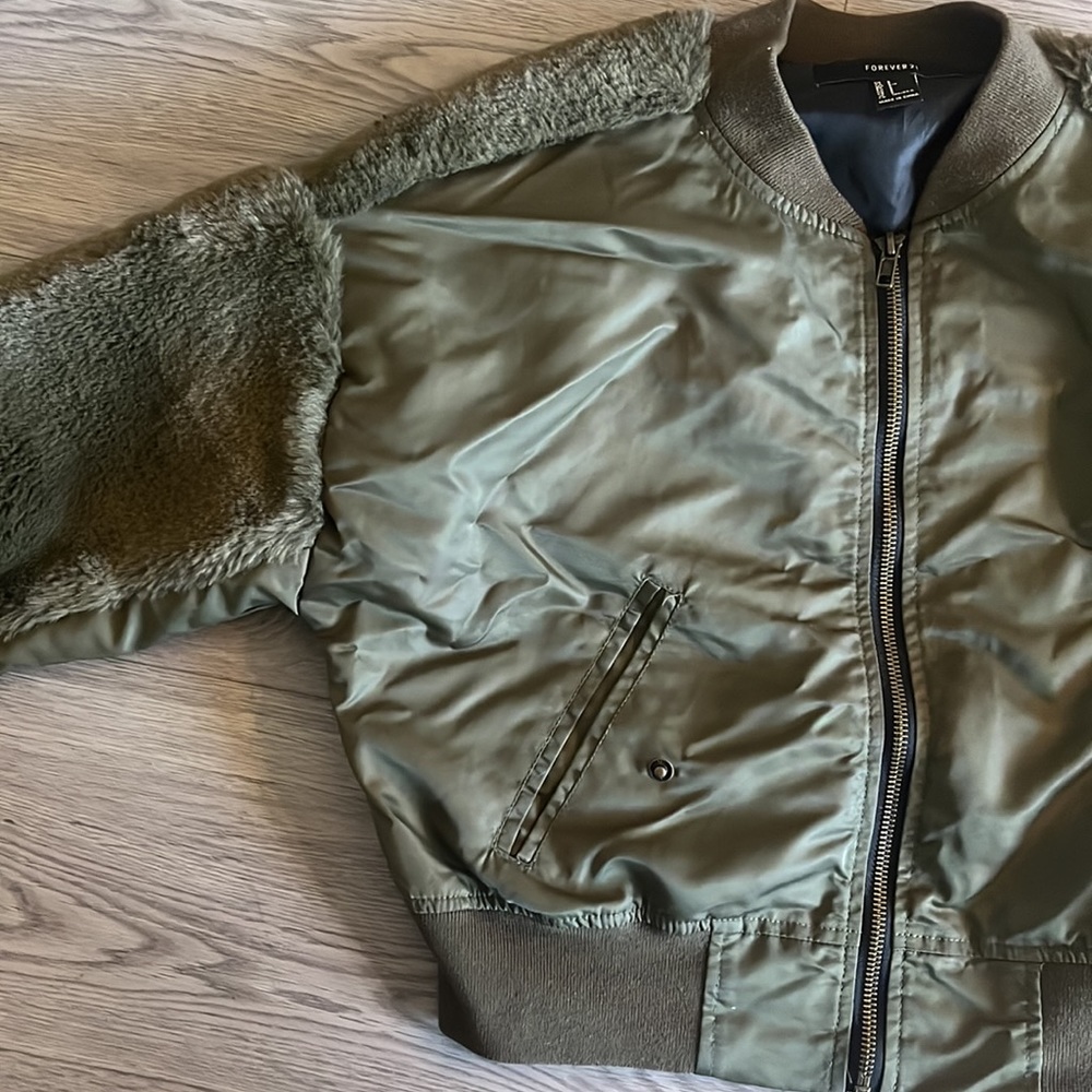 Forever21 Nylon/fur combo cropped bomber puffer coat perfect for fall